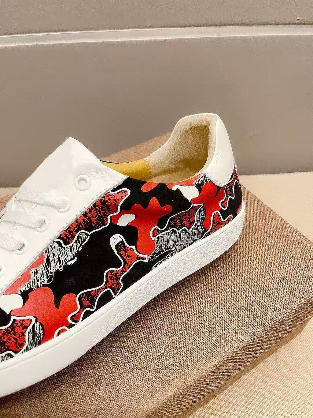 Gucci White Low-Top Sneakers with Black and Red Sides